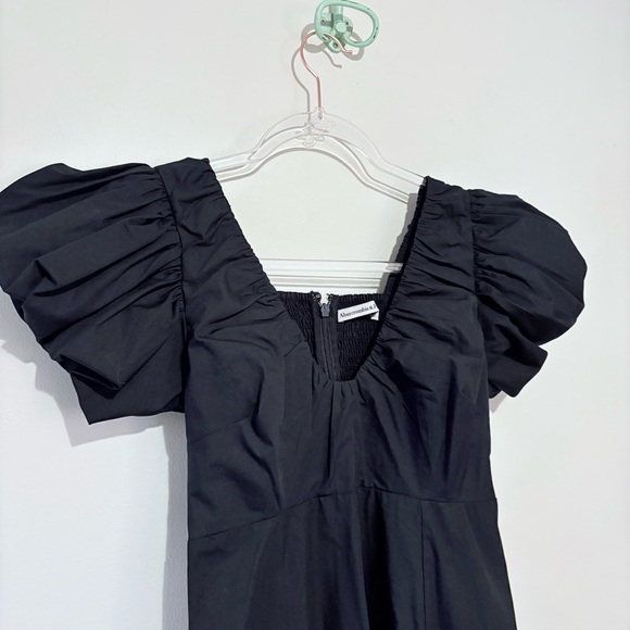 Abercrombie & Fitch puff sleeve plunge midi dress in black - Picture 4 of 8